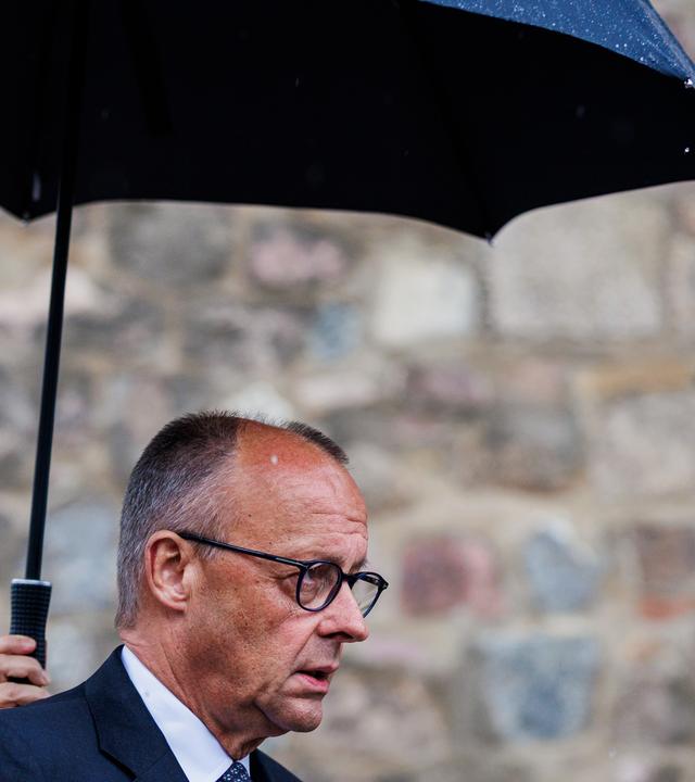 Bundeskanzler Friedrich Merz (CDU) gibt ein Pressestatement. Der Christopher Street Day in Berlin war am Vortag abgebrochen worden, nachdem ein Auto am Rande der Großveranstaltung in eine Menschenmenge gefahren war.