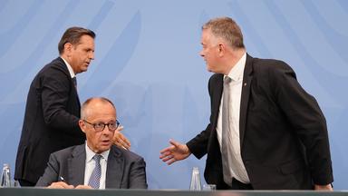 Berlin: Olaf Lies (SPD, l-r), Ministerpräsident von Niedersachsen, Bundeskanzler Friedrich Merz (CDU) und Gordon Schnieder (CDU), Ministerpräsident von Rheinland-Pfalz.