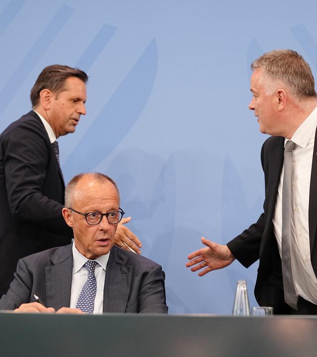 Berlin: Olaf Lies (SPD, l-r), Ministerpräsident von Niedersachsen, Bundeskanzler Friedrich Merz (CDU) und Gordon Schnieder (CDU), Ministerpräsident von Rheinland-Pfalz.