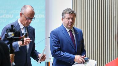 Pressekonferenz in der CDU-Bundesgeschaeftsstelle nach Landtagswahl in Sachsen-Anhalt: Bundeskanzler Friedrich Merz (CDU) und Sachsen-Anhalts Ministerpraesident Sven Schulze (CDU)