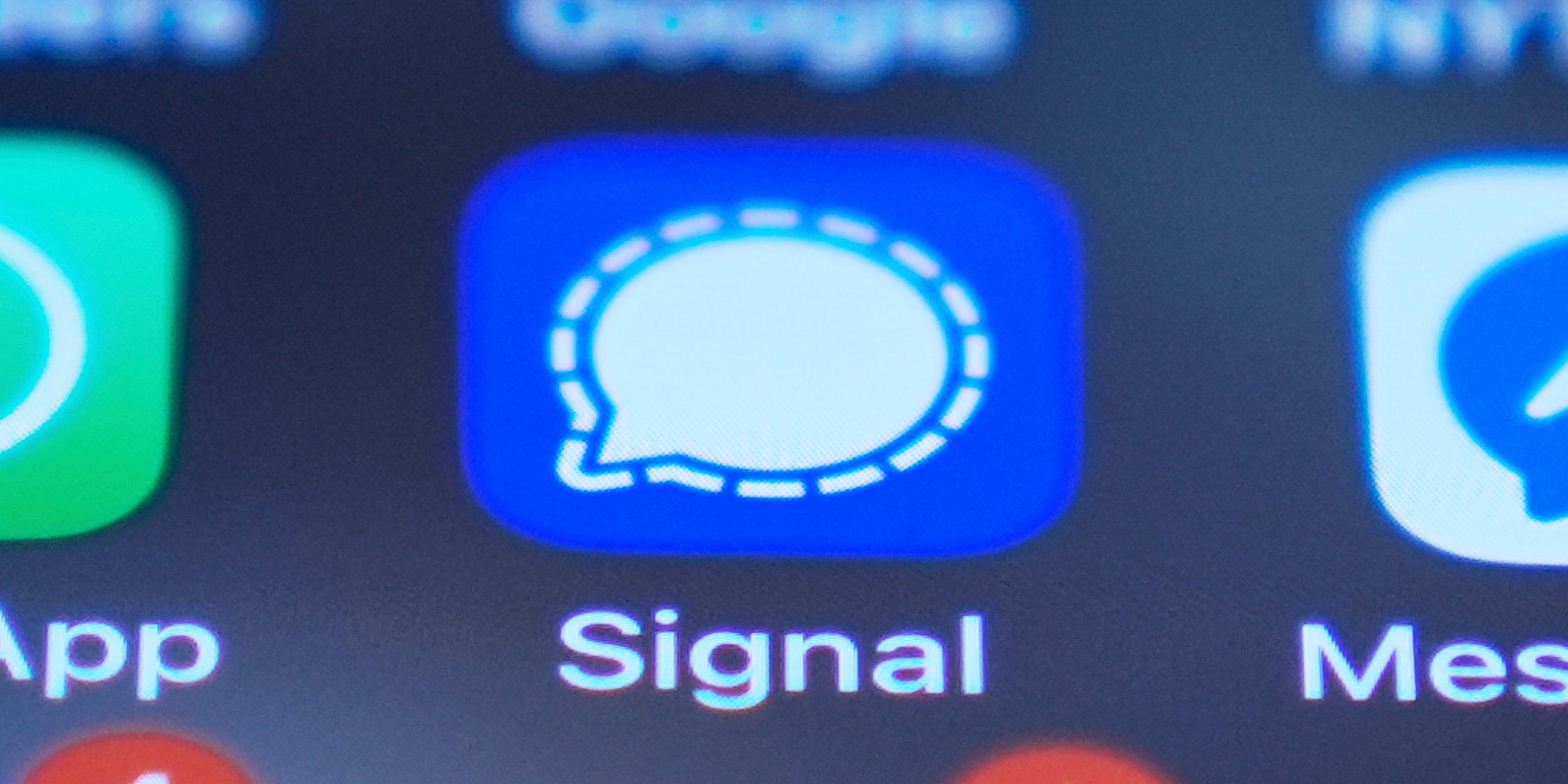 Einige Messangerdienste auf einem Handy.In der Mitte ist der Messangerdienst Signal zu sehen.