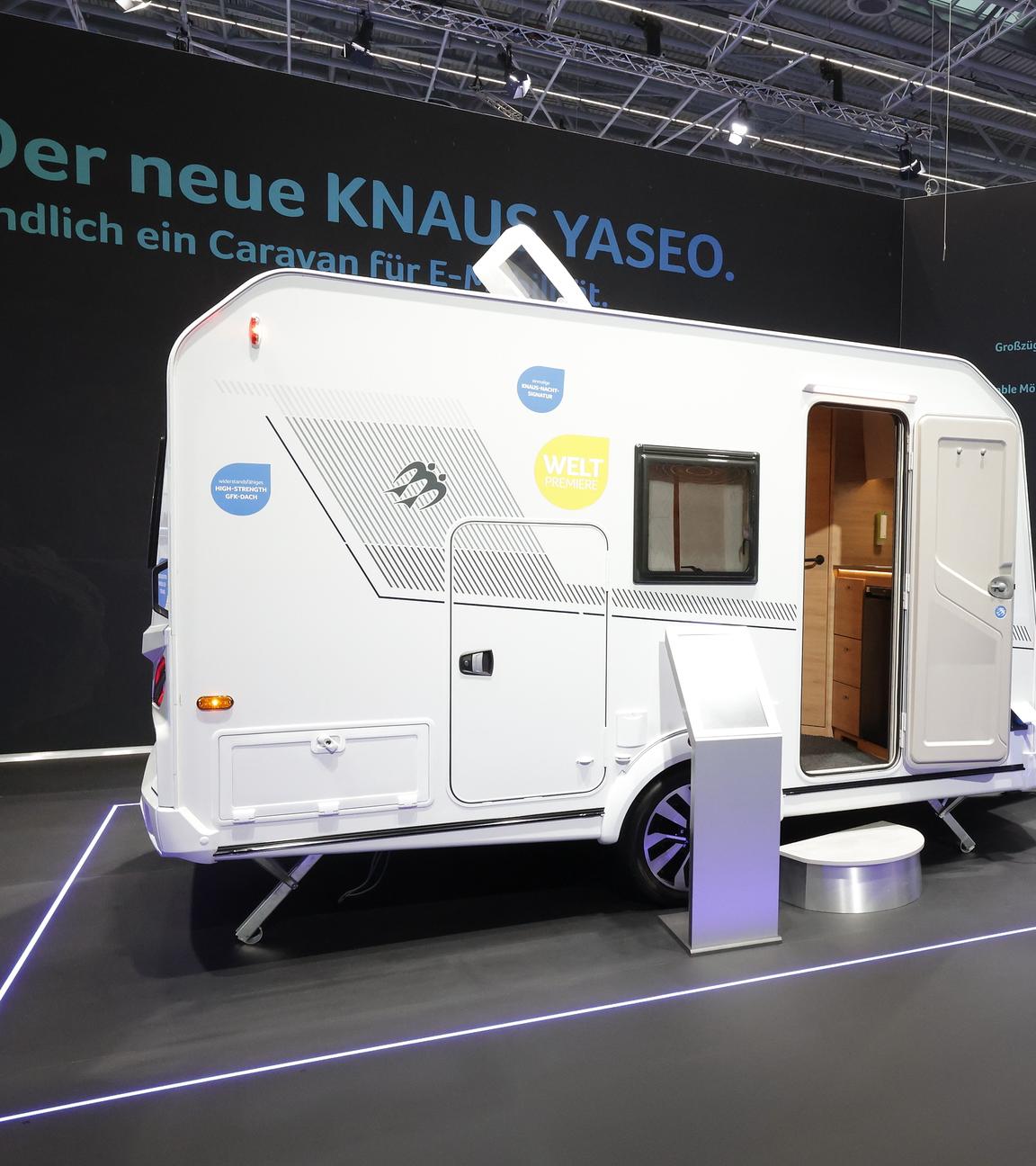 Ein Knaus Yaseo Wohnwagen, gebaut für elektrische Zugfahrzeuge, auf der Caravan Messe