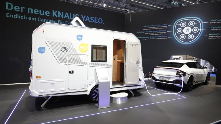Ein Knaus Yaseo Wohnwagen, gebaut für elektrische Zugfahrzeuge, auf der Caravan Messe