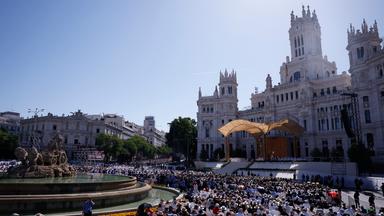 Papst feiert in Madrid Messe mit 1,2 Millionen Menschen