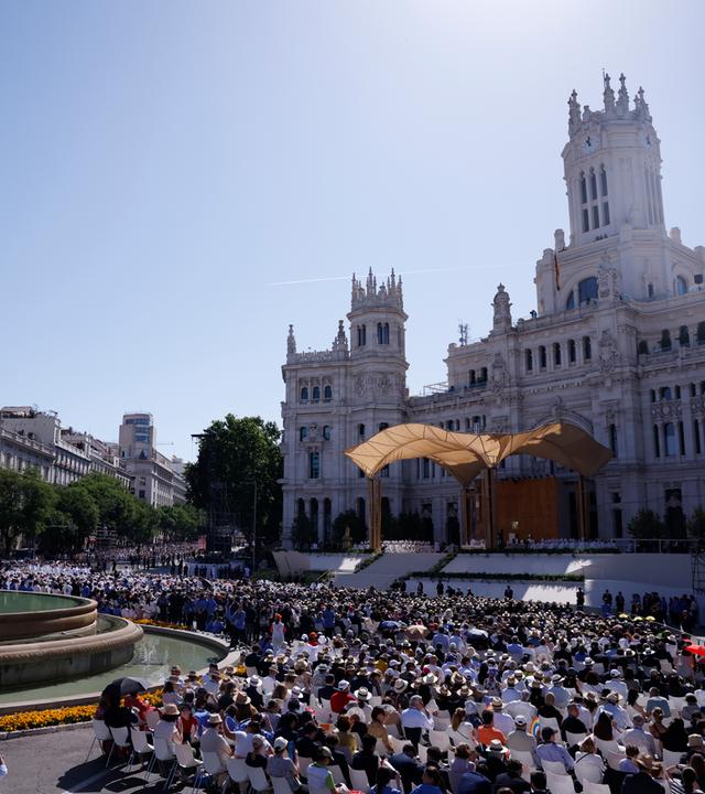 Zahlreiche Besucher nehmen am 07.06.2026 an der von Papst Leo XIV. geleiteten Heiligen Messe auf der Plaza de Cibeles in Madrid teil. 