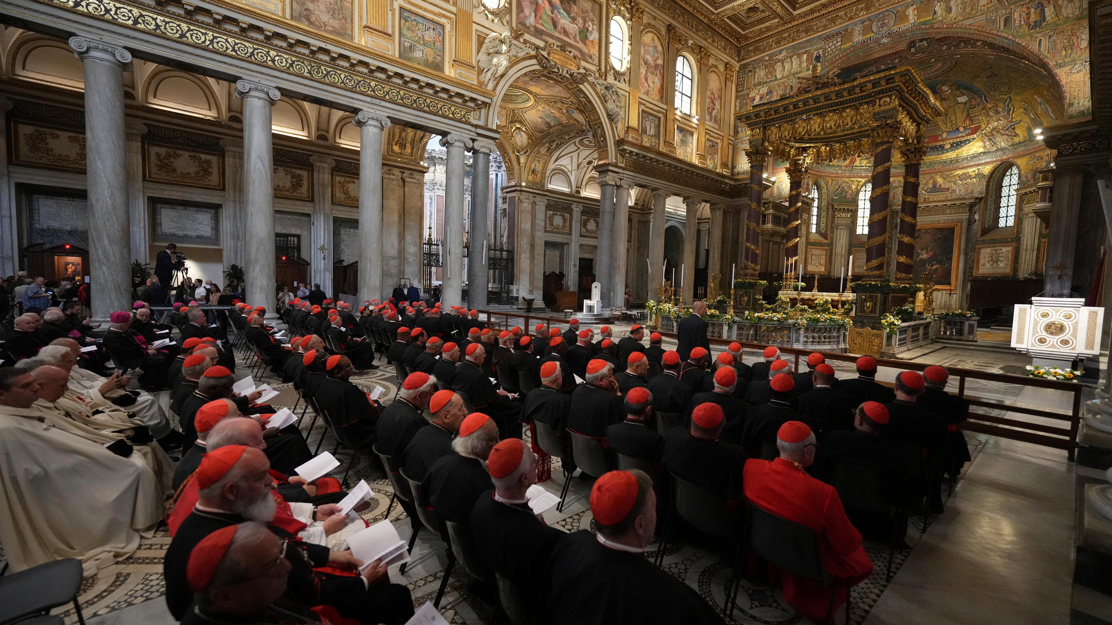Eine Messe für Papst Franziskus. Es sind viele Kardinäle mit roten Mützen anwesend.