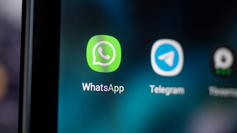 Auf dem Bildschirm eines Smartphones sieht man das Logo der Messenger-Dienste Whatsapp, Telegram und Threema.