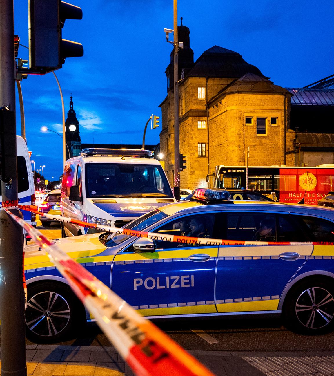 Abgesperrte Bereiche in der Nähe des Hamburger Hauptbahnhofs sowie mehrere Polizeiautos.