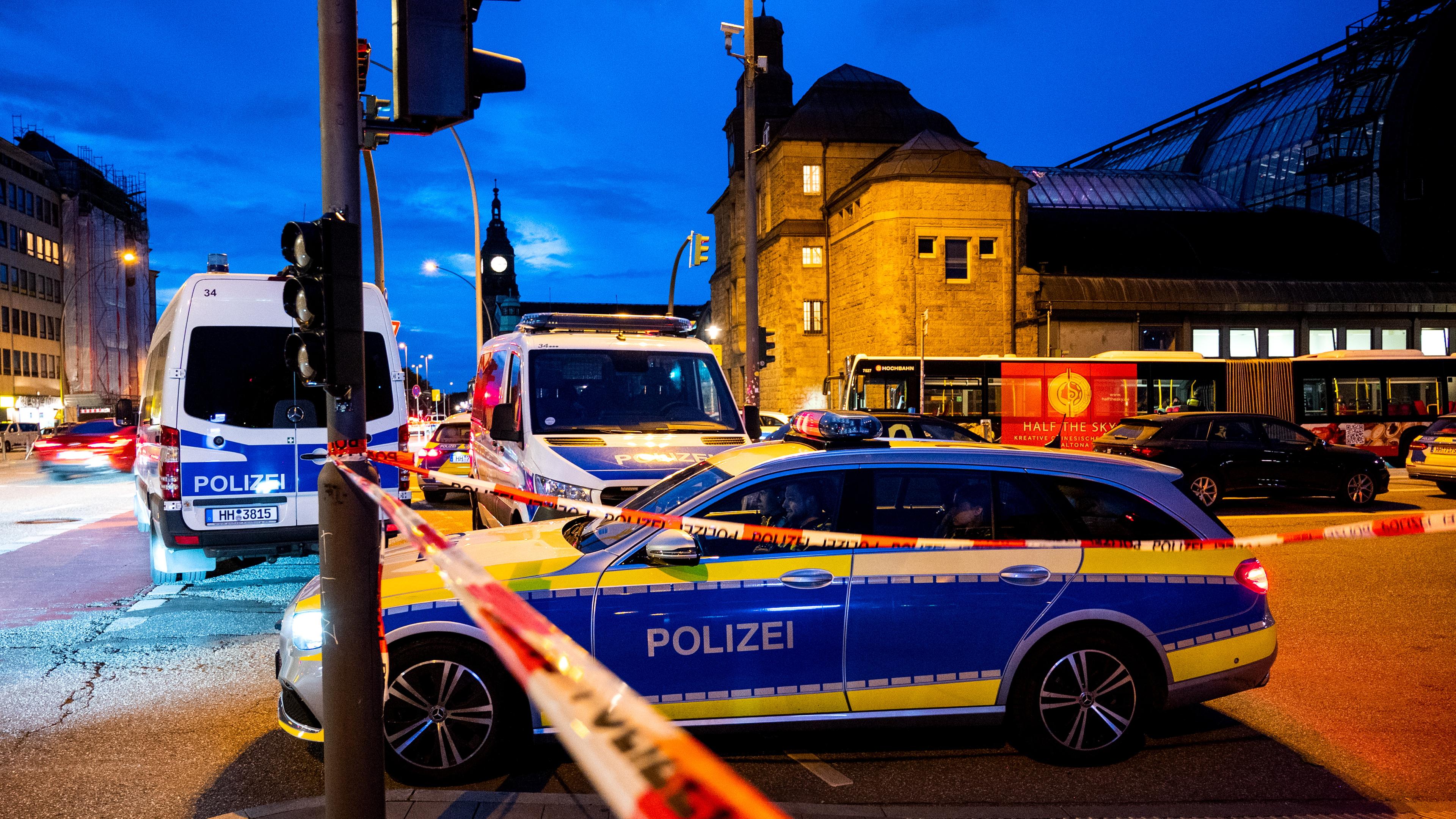 Abgesperrte Bereiche in der Nähe des Hamburger Hauptbahnhofs sowie mehrere Polizeiautos.