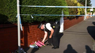 Ein Polizeibeamter legt am 29.072024 nach einem Messerangriff in der Hart Street in Southport, Nordwestengland, Blumen nieder.