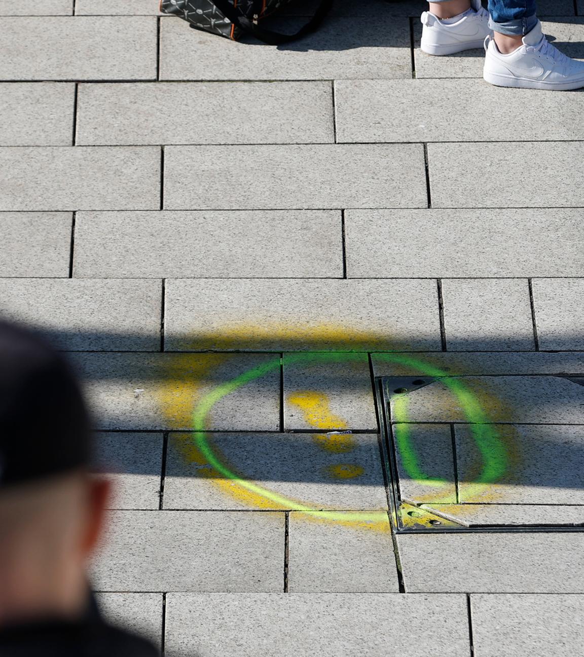 24.05.2025, Hamburg: Markierungen sind auf dem Bahnsteig zwischen den Gleisen 11 und 12 zu sehen, nach dem Messerangriff vom Freitag auf dem Bahnsteig zwischen Gleis 13 und 14 am Hamburger Hauptbahnhof, bei dem mehrere Menschen verletzt worden sind. 