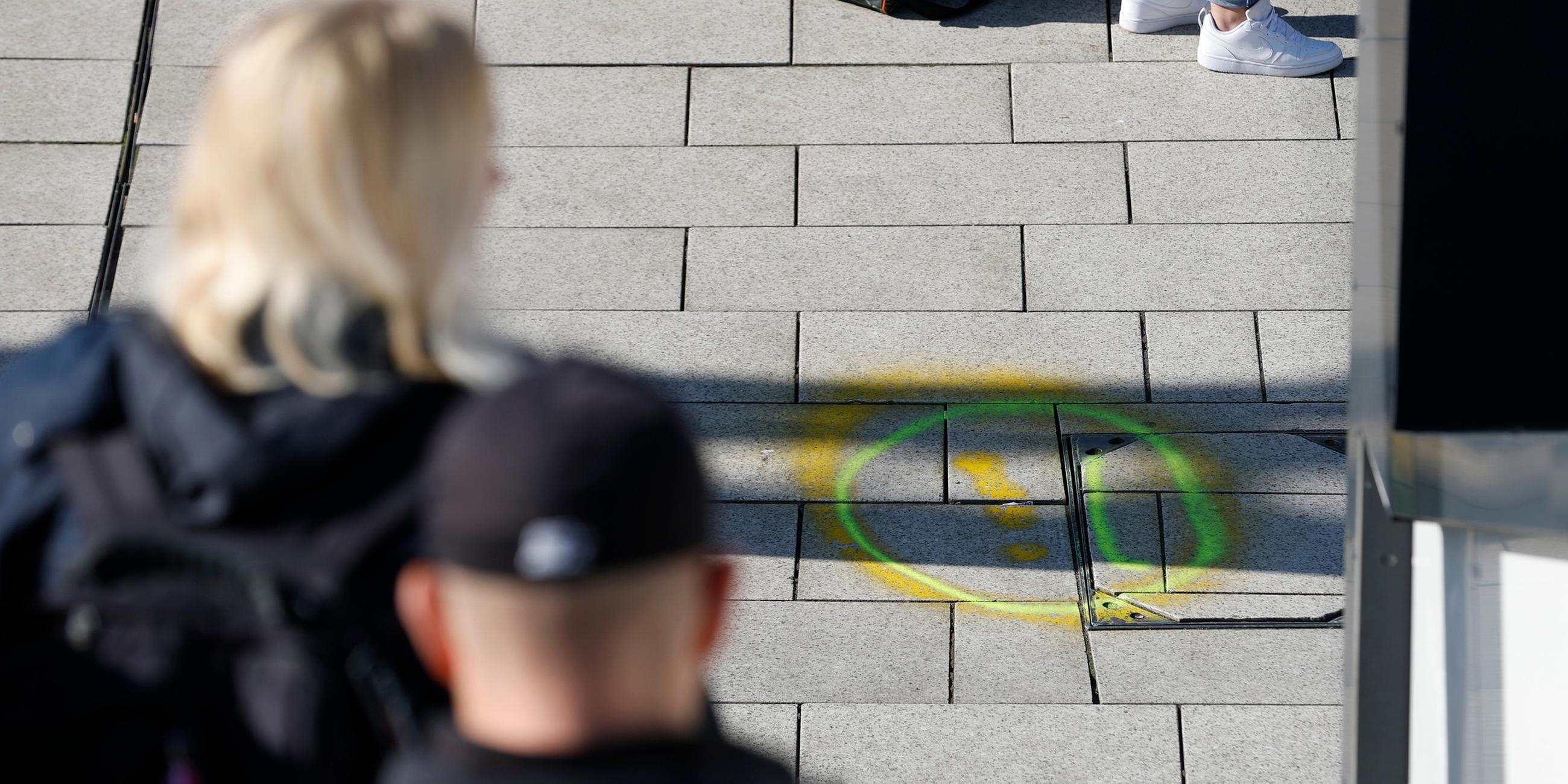 24.05.2025, Hamburg: Markierungen sind auf dem Bahnsteig zwischen den Gleisen 11 und 12 zu sehen, nach dem Messerangriff vom Freitag auf dem Bahnsteig zwischen Gleis 13 und 14 am Hamburger Hauptbahnhof, bei dem mehrere Menschen verletzt worden sind. 