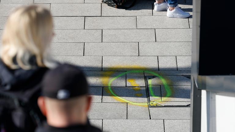 24.05.2025, Hamburg: Markierungen sind auf dem Bahnsteig zwischen den Gleisen 11 und 12 zu sehen, nach dem Messerangriff vom Freitag auf dem Bahnsteig zwischen Gleis 13 und 14 am Hamburger Hauptbahnhof, bei dem mehrere Menschen verletzt worden sind. 