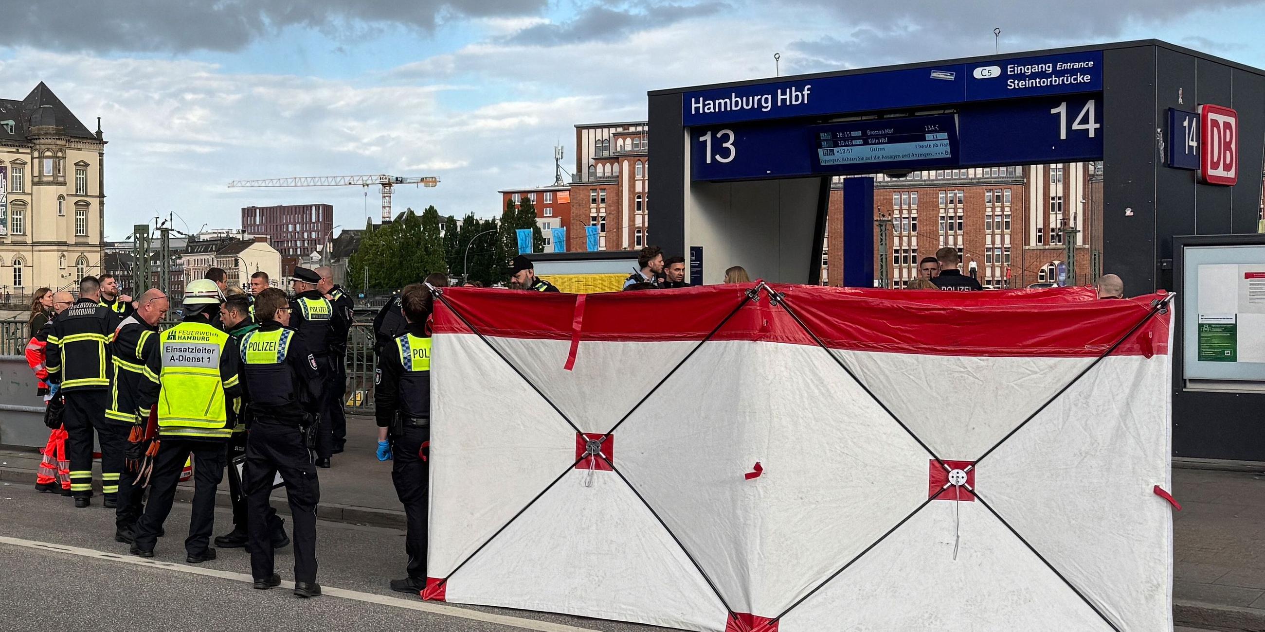 Absperrung des Hamburger Hauptbahnhofes, seitlich stehen zwei Polizeibeamte in Warnwesten.