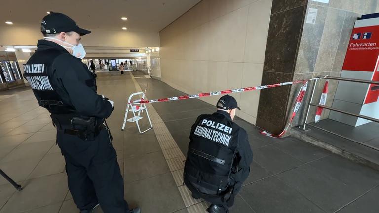Bayern, Würzburg: Das Still aus einem Video zeigt, wie die Polizei nach einem Messerangriff im Hauptbahnhof ermittelt.