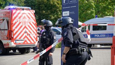 In Essen wurde eine Lehrerin an einem Berufskolleg mit einem Messer attackiert. Der Tatverdächtige konnte von der Polizei gefasst werden.