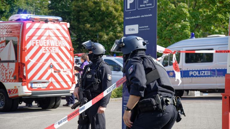 In Essen wurde eine Lehrerin an einem Berufskolleg mit einem Messer attackiert. Der Tatverdächtige konnte von der Polizei gefasst werden.