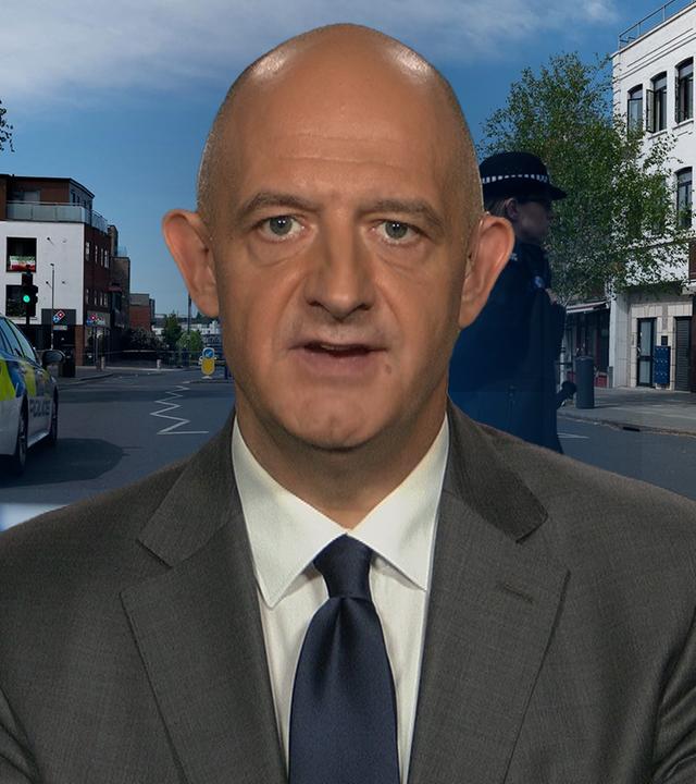 Hans-Jakob Schindler vor dem Tatort in London