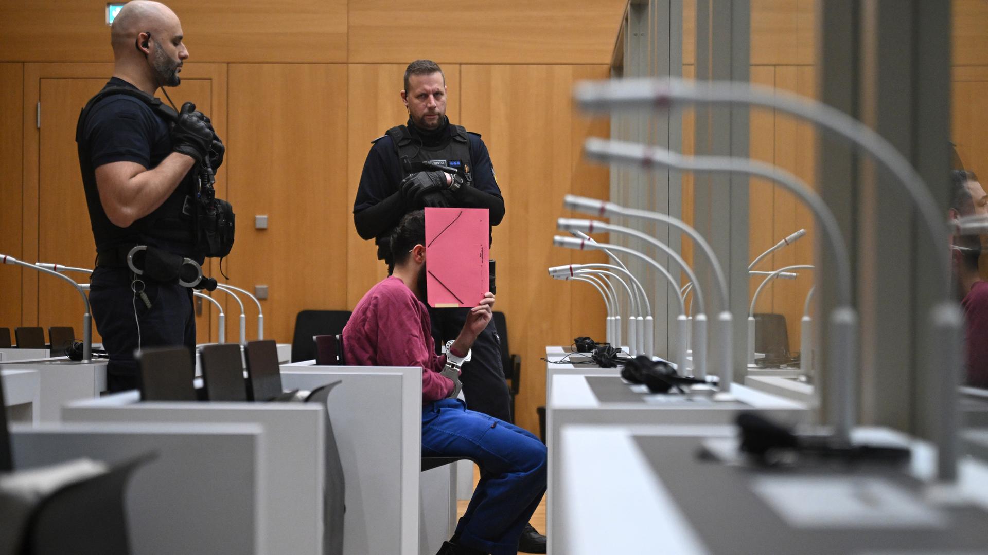 Baden-Württemberg, Stuttgart: Der Angeklagte Sulaiman A. sitzt an seinem Platz zum Auftakt des Staatsschutzverfahrens wegen eines Messerangriffes auf dem Marktplatz in Mannheim.