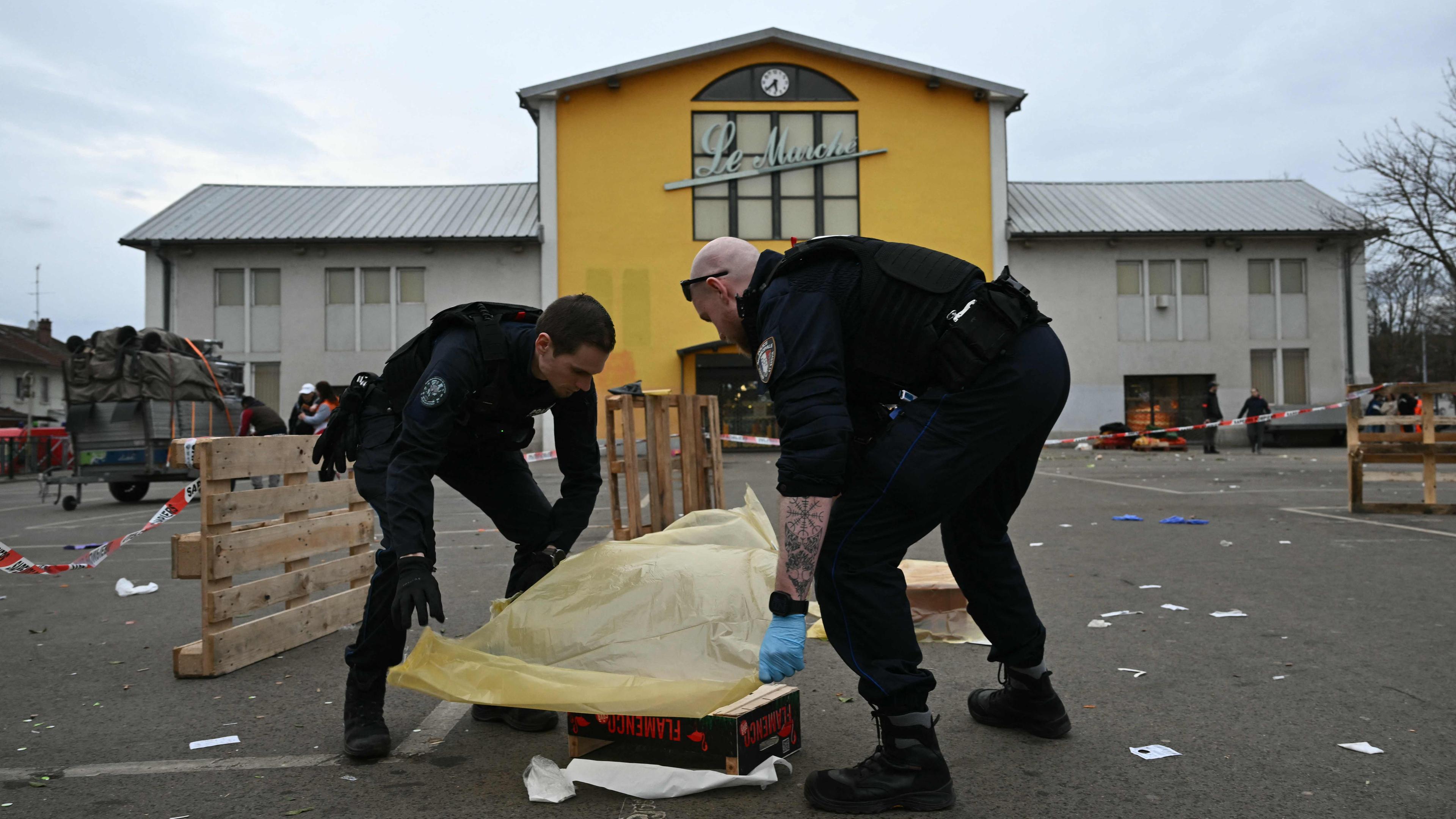 Zwei Polizisten sammeln Beweise nach einem Messerangriff