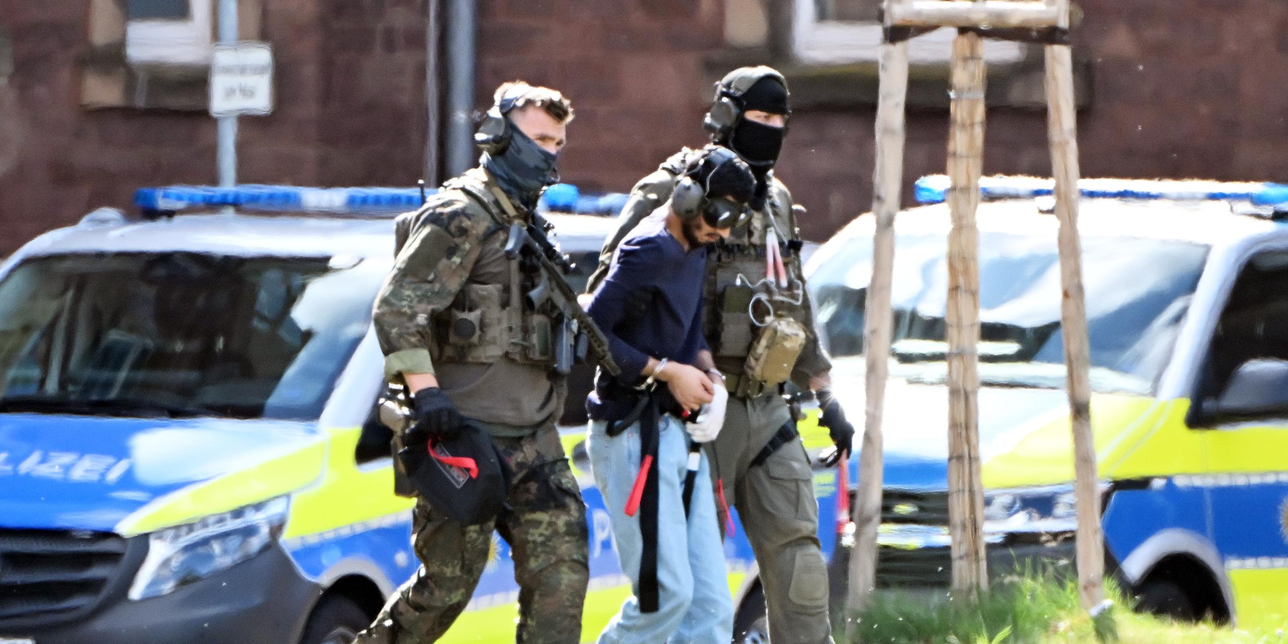 Der mutmaßliche Täter des Messerangriffs von Solingen wird zu einem Hubschrauber gebracht.
