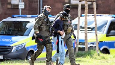 Der mutmaßliche Täter des Messerangriffs von Solingen wird zu einem Hubschrauber gebracht.