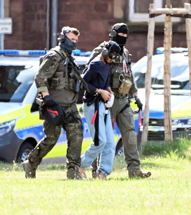 Der mutmaßliche Täter des Messerangriffs von Solingen wird zu einem Hubschrauber gebracht.