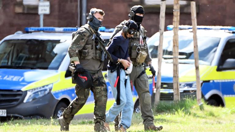 Der mutmaßliche Täter des Messerangriffs von Solingen wird zu einem Hubschrauber gebracht.