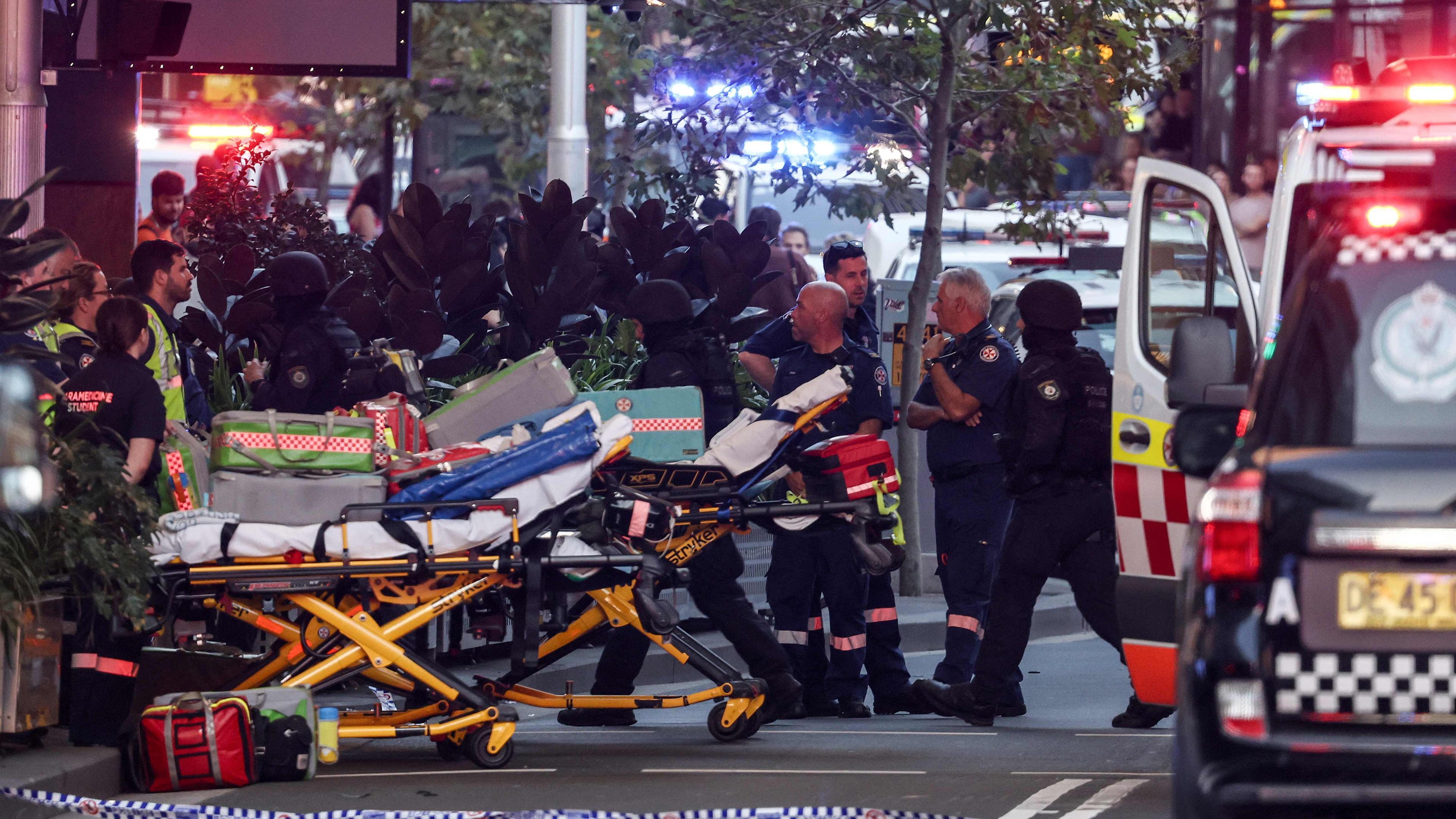 Sanitäter nach einem Messerangriff in einem Einkaufszentrum in der australischen Metropole Sydney
