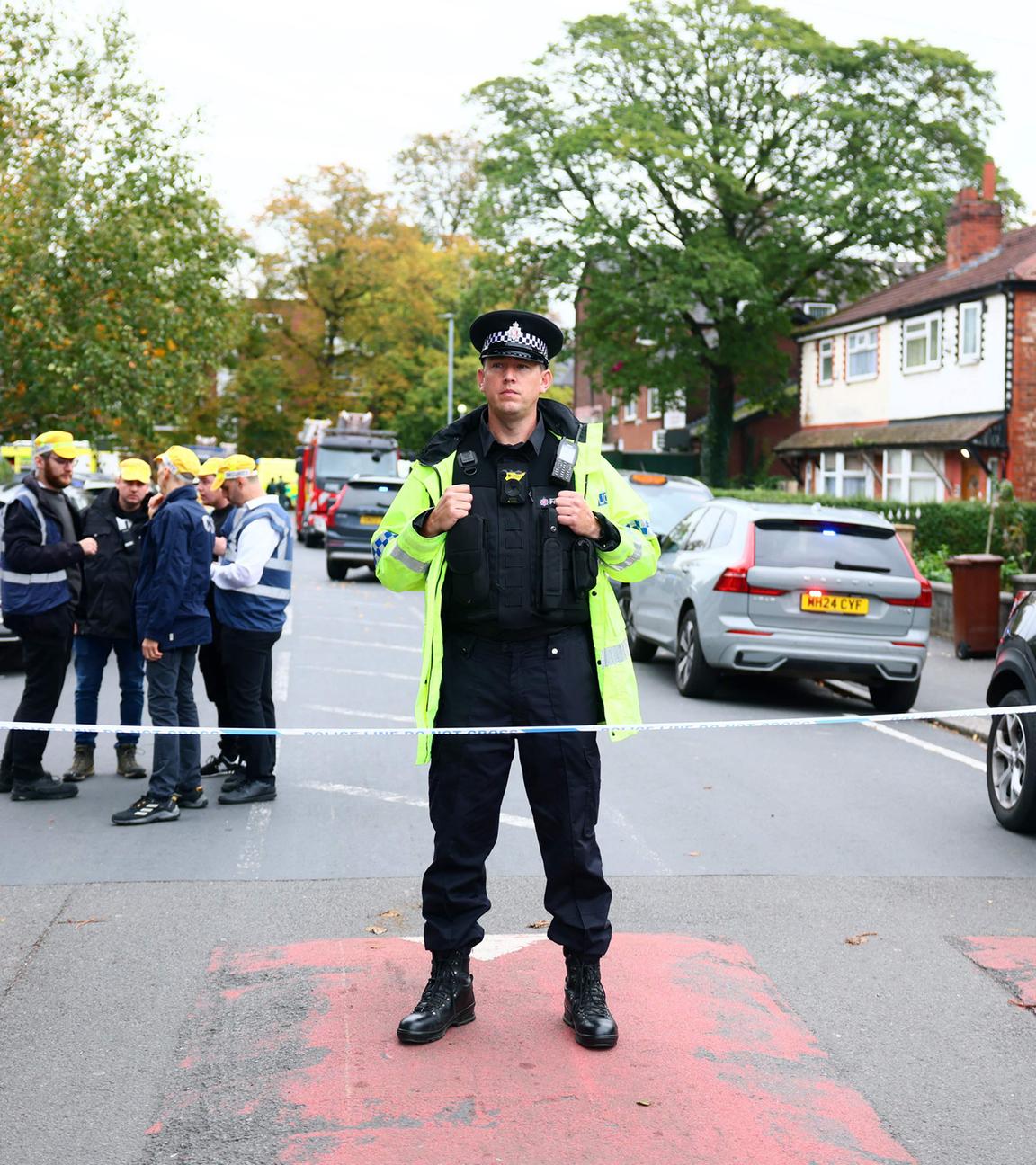Ein Polizist steht am 2. Oktober 2025 an einer Absperrung in der Nähe der Synagoge der Heaton Park Hebrew Congregation in Crumpsall im Norden Manchesters im Einsatz, nachdem Berichte über eine Messerstecherei eingegangen waren. 