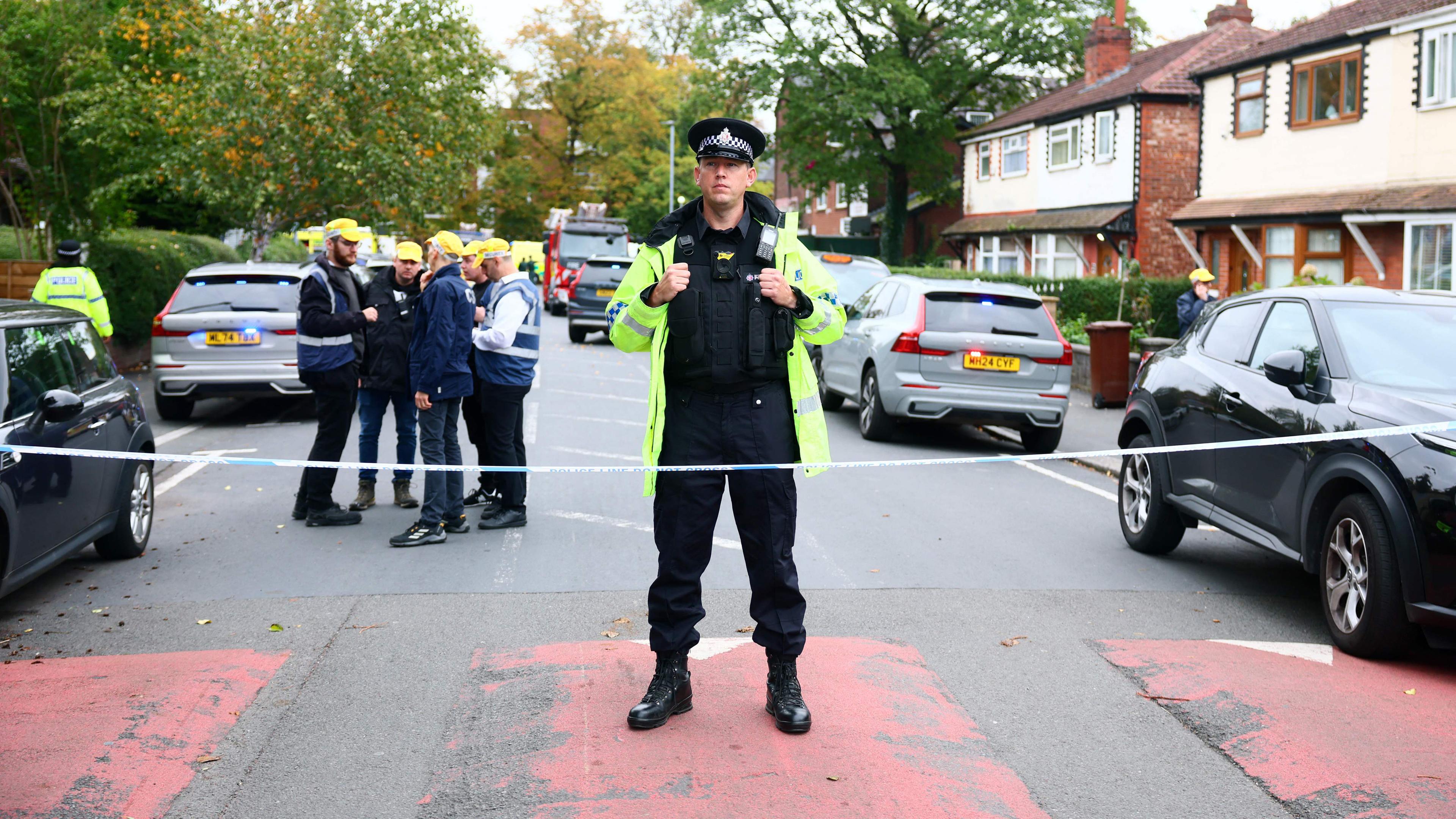Ein Polizist steht am 2. Oktober 2025 an einer Absperrung in der Nähe der Synagoge der Heaton Park Hebrew Congregation in Crumpsall im Norden Manchesters im Einsatz, nachdem Berichte über eine Messerstecherei eingegangen waren. 