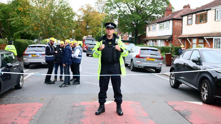 Ein Polizist steht am 2. Oktober 2025 an einer Absperrung in der Nähe der Synagoge der Heaton Park Hebrew Congregation in Crumpsall im Norden Manchesters im Einsatz, nachdem Berichte über eine Messerstecherei eingegangen waren. 