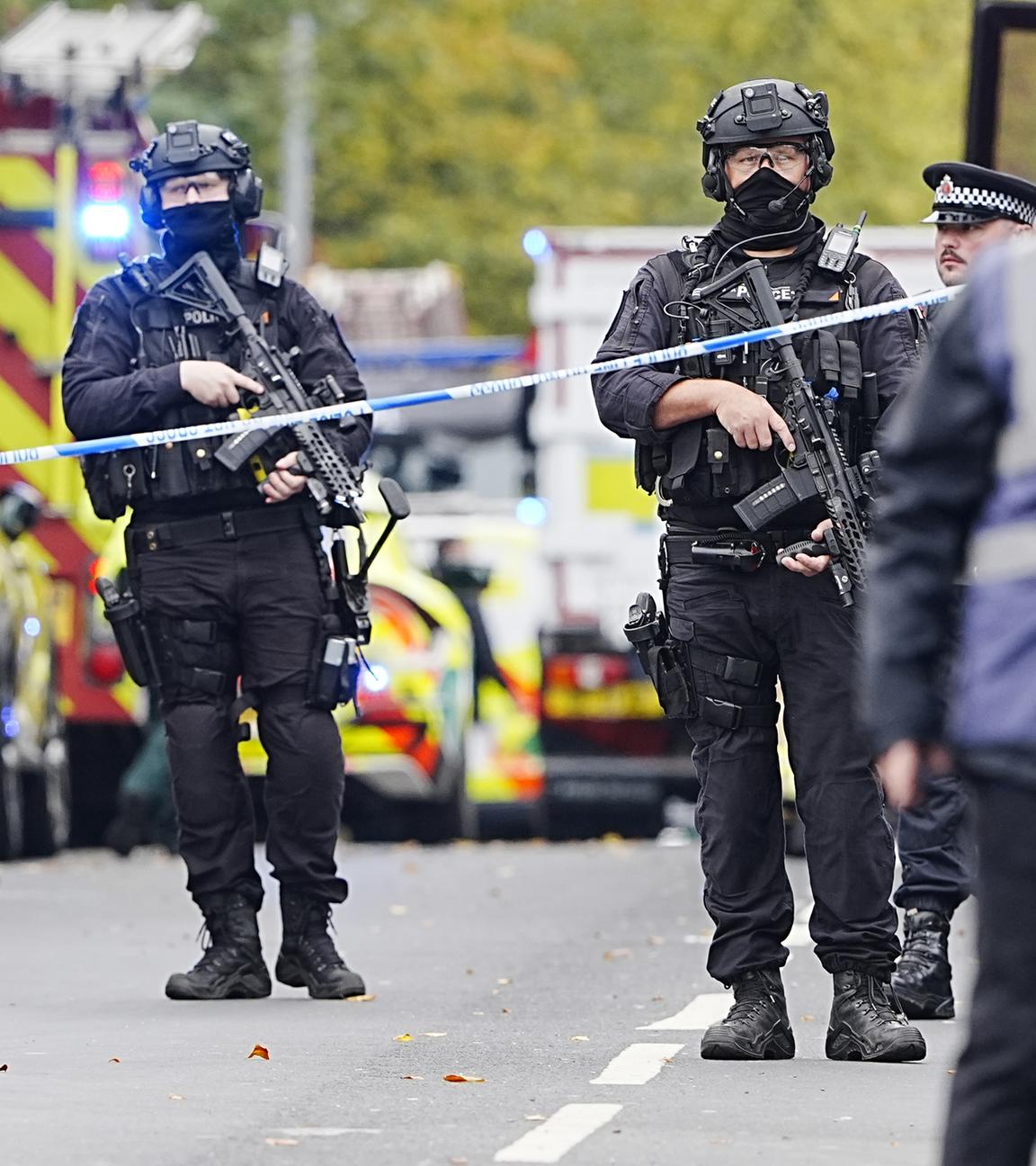 Bewaffnete Polizeibeamte am Rande eines Vorfalls in der Synagoge der Heaton Park Hebrew Congregation. 