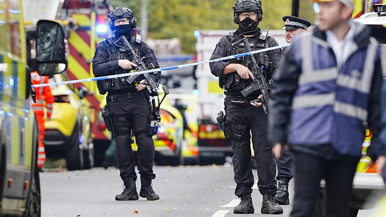 Bewaffnete Polizeibeamte am Rande eines Vorfalls in der Synagoge der Heaton Park Hebrew Congregation. 
