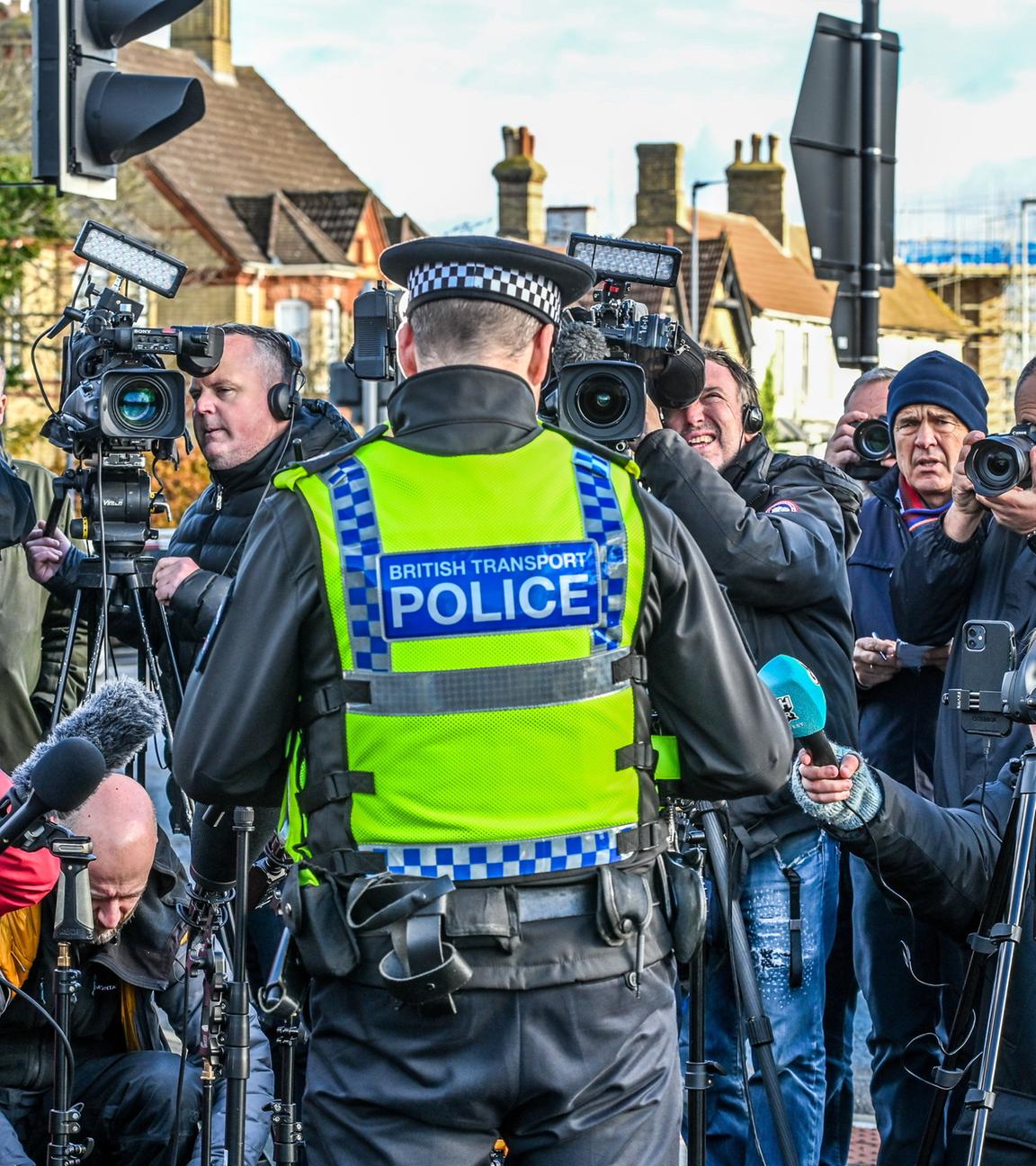 Superintendent John Loveless spricht mit der Presse nachdem ein Mann Menschen am 02.11.2025 in einem Zug auf dem Weg nach London niederstach.