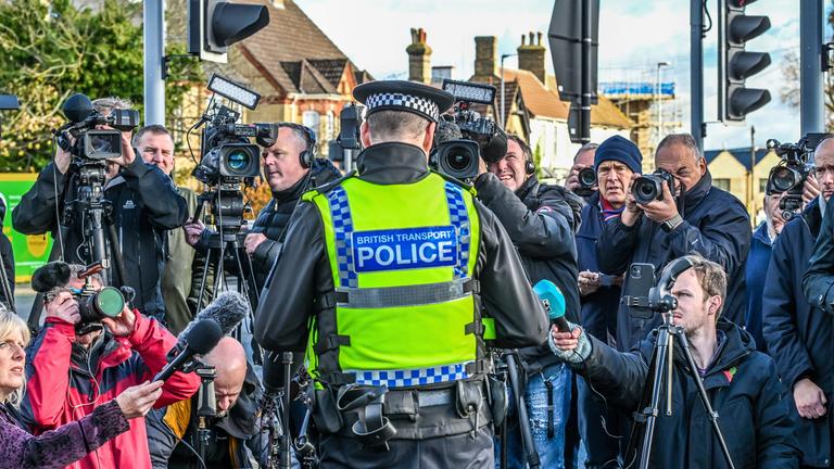 Superintendent John Loveless spricht mit der Presse nachdem ein Mann Menschen am 02.11.2025 in einem Zug auf dem Weg nach London niederstach.