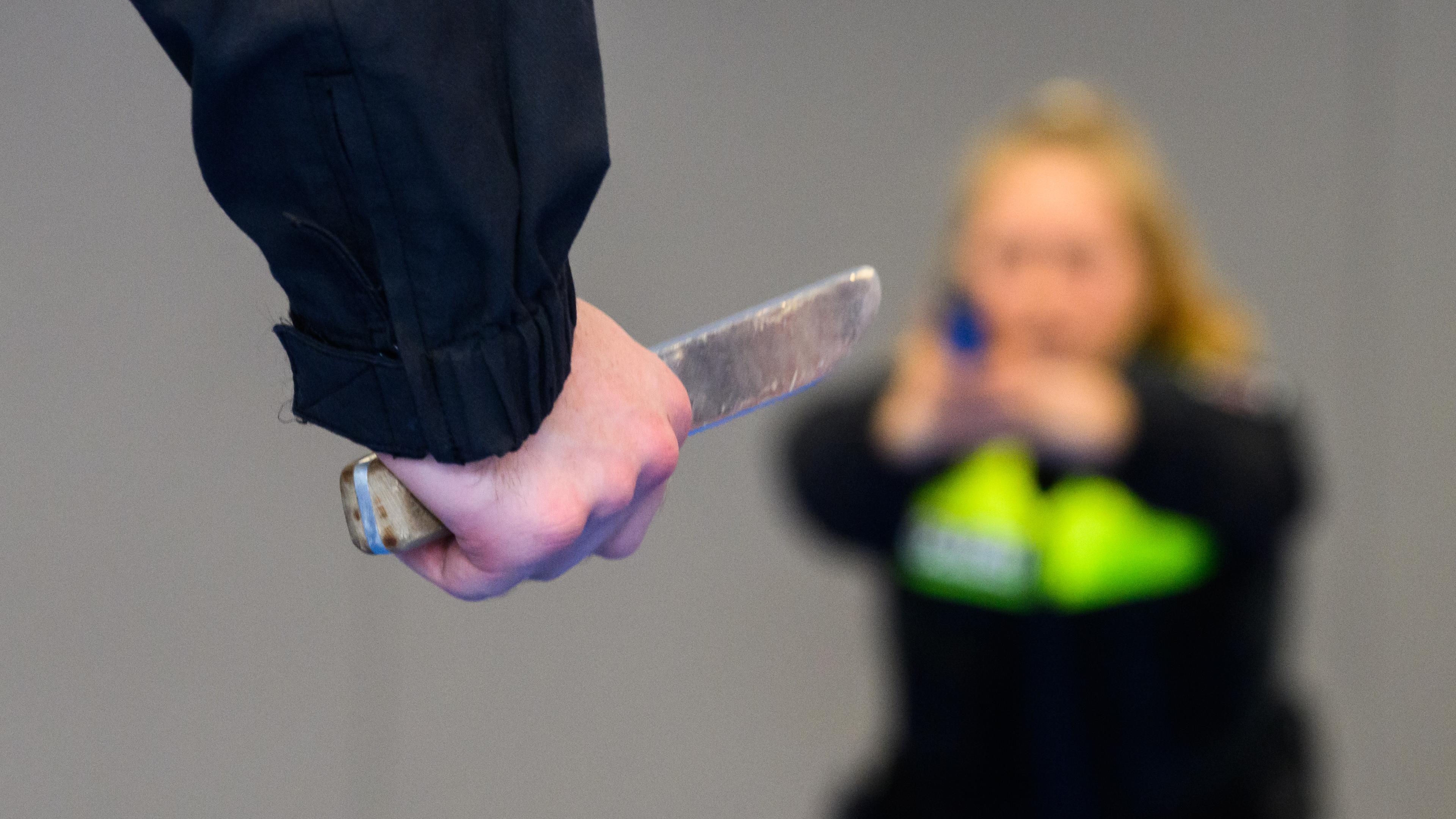 Ein Mann hält im Trainingszentrum der Polizeidirektion Hannover ein Messer während einer Trainingseinheit zu Messerangriffen. 
