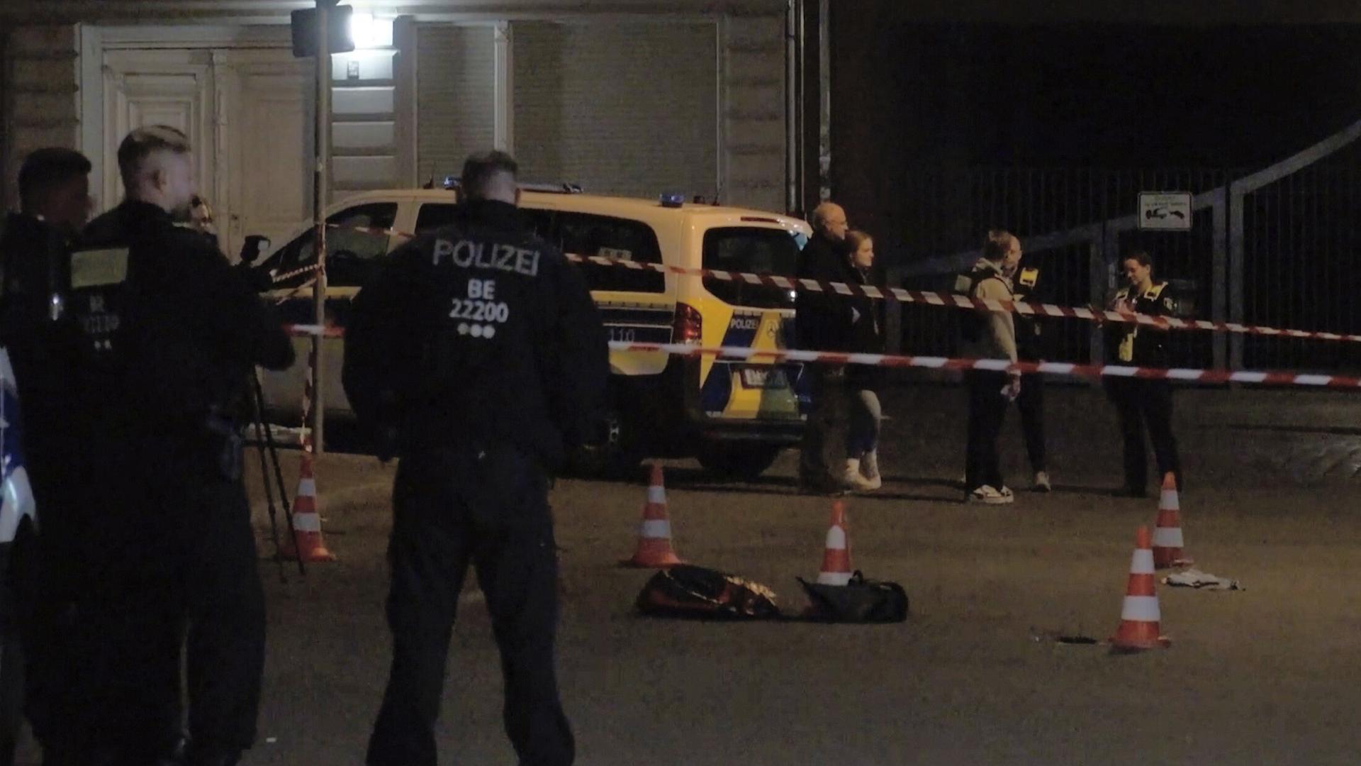 Polizisten stehen am abgesperrten Tatort in Berlin Neukölln am 16.05.2025