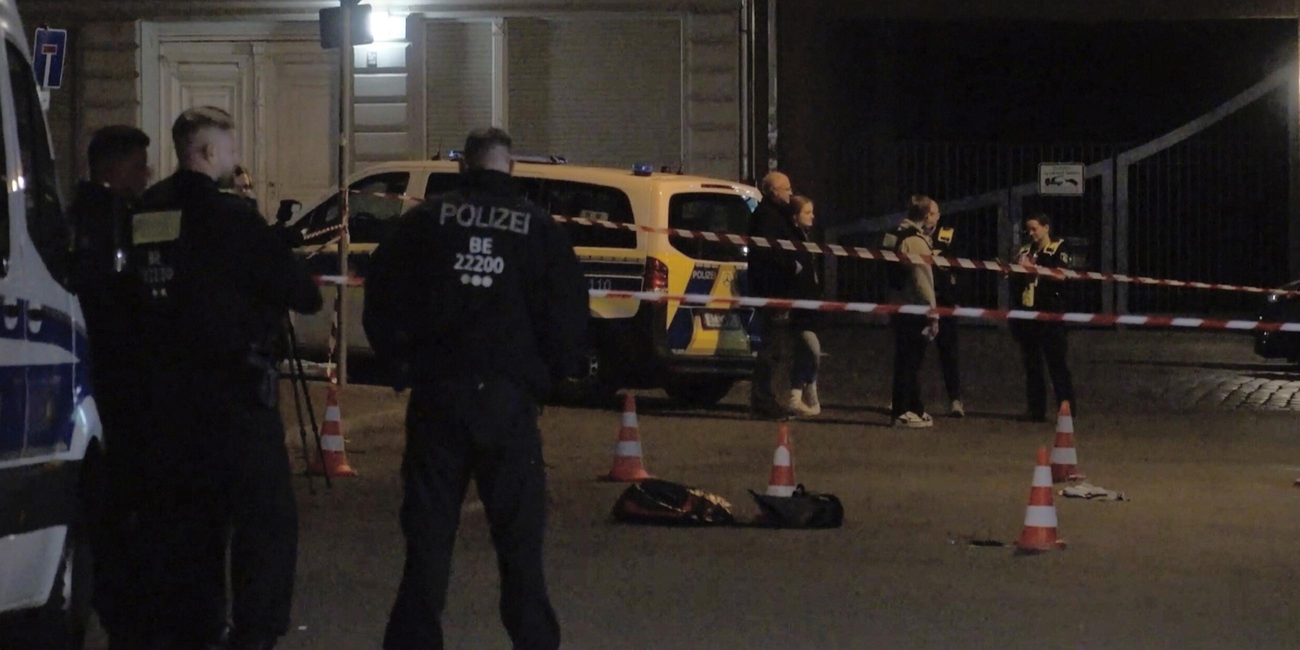 Polizisten stehen am abgesperrten Tatort in Berlin Neukölln am 16.05.2025