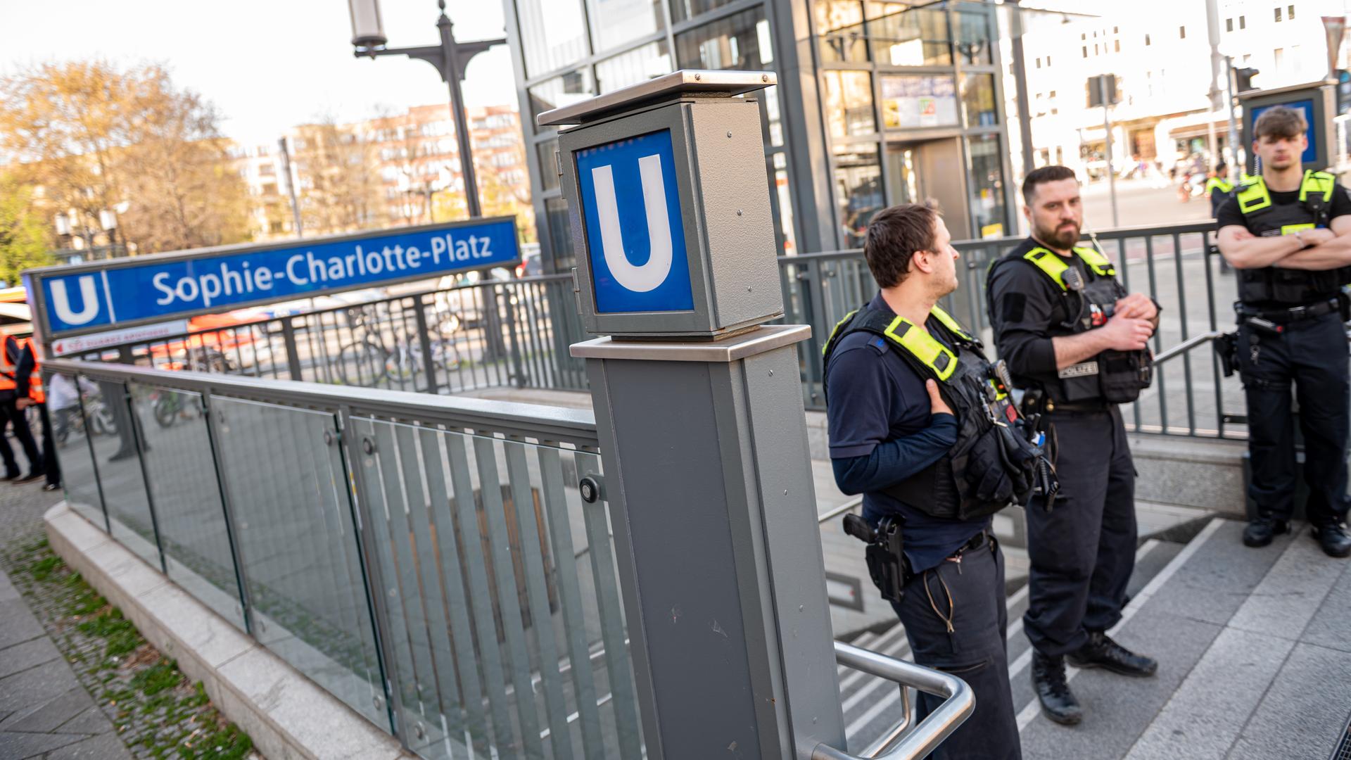 Polizisten stehen vor dem Eingang des U-Bahnhofs Sophie-Charlotte-Platz in Berlin.