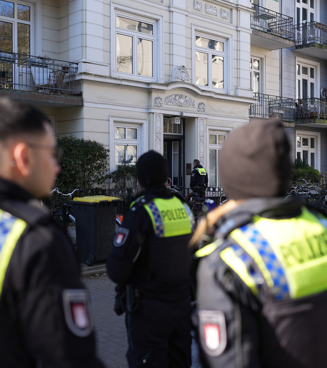 Polizisten vor Tatort 