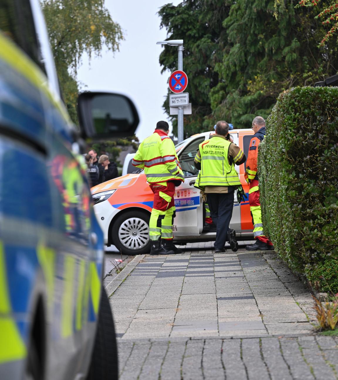 Nordrhein-Westfalen, Herdecke: Polizei, Feuerwehr und Rettungsdienst stehen auf einer Straße.