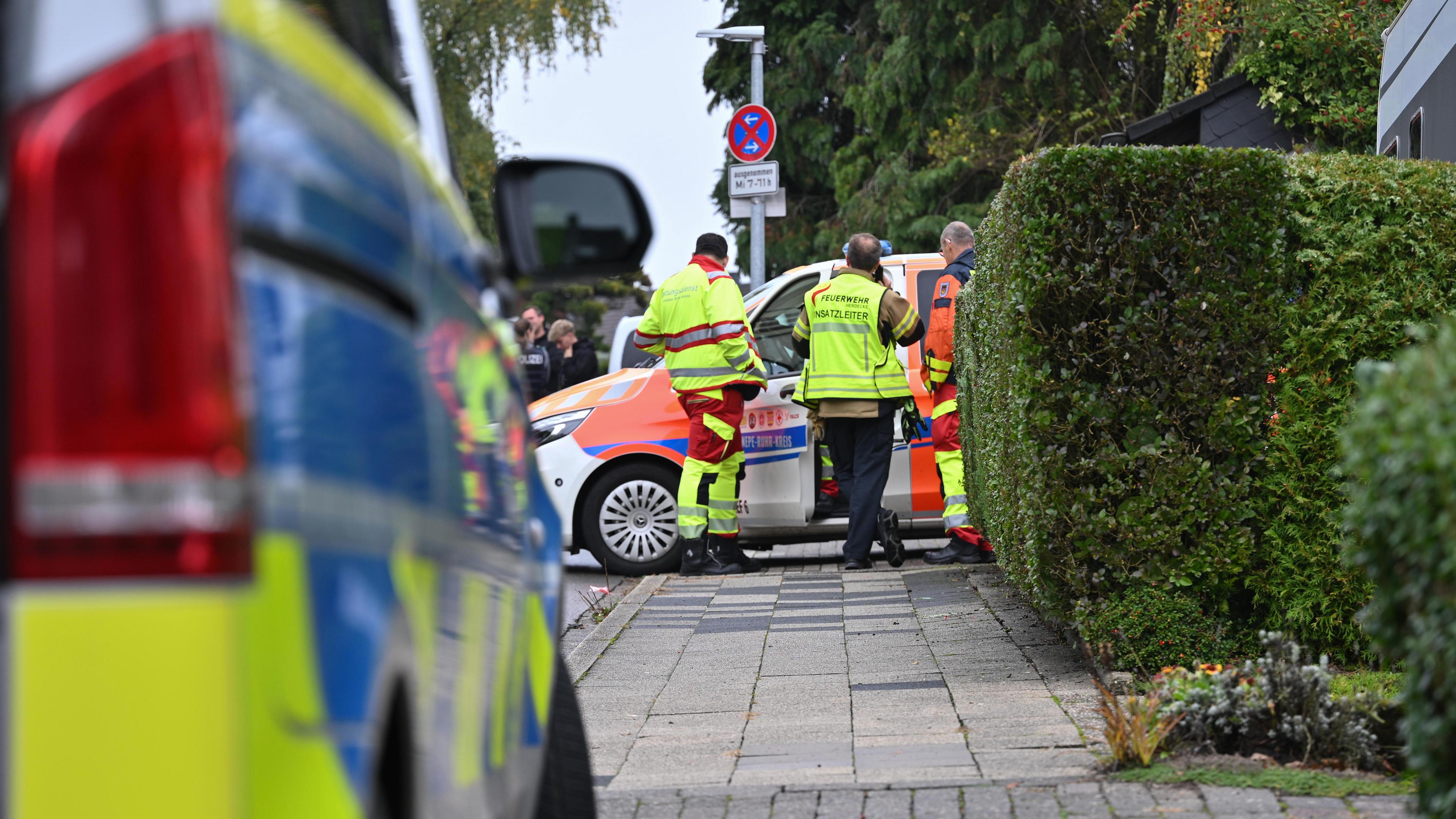 Nordrhein-Westfalen, Herdecke: Polizei, Feuerwehr und Rettungsdienst stehen auf einer Straße.