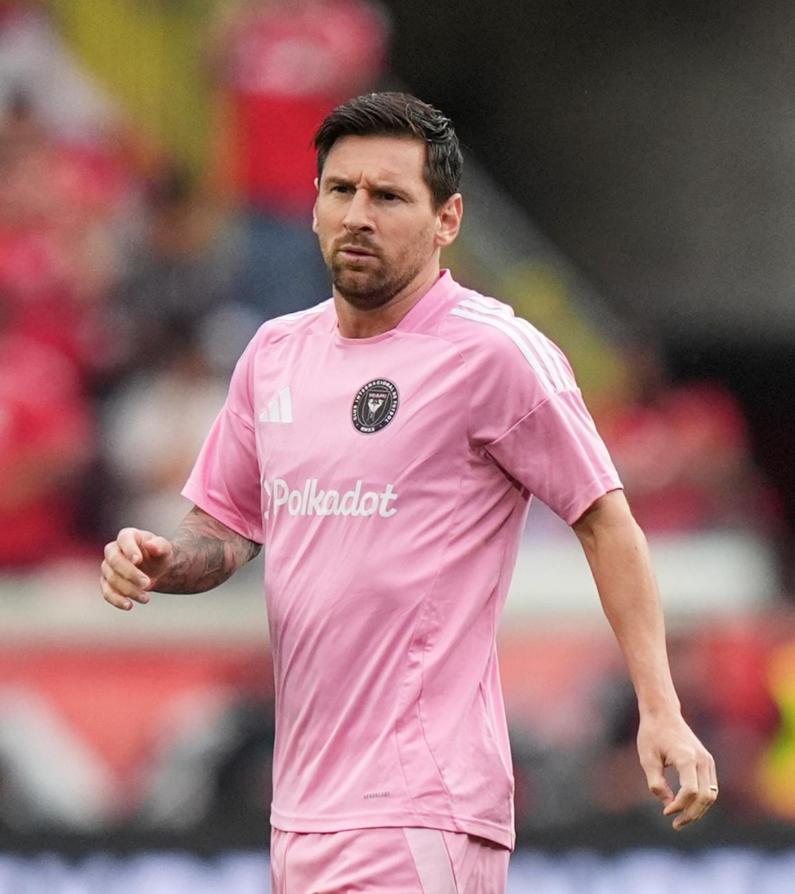 Lionel Messi von Inter Miami wärmt sich am Samstag, dem 19. Juli 2025, in Harrison, New Jersey, vor einem MLS-Spiel gegen die New York Red Bulls mit seinen Teamkollegen auf.