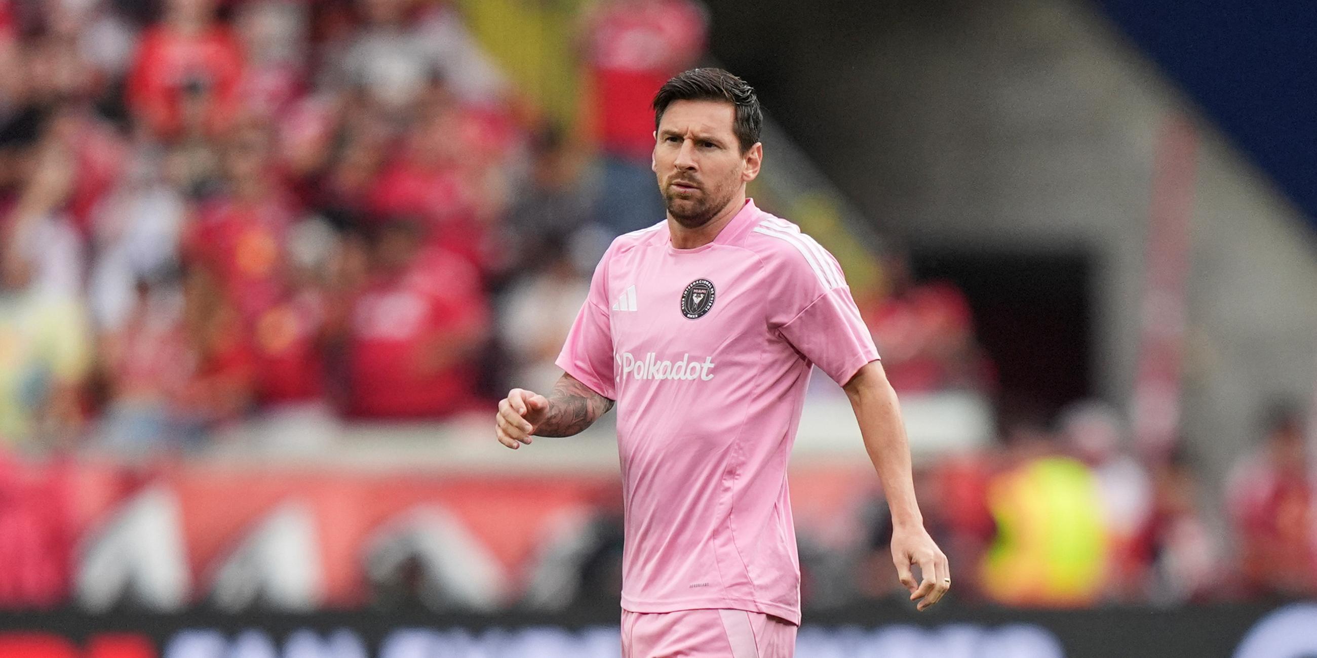 Lionel Messi von Inter Miami wärmt sich am Samstag, dem 19. Juli 2025, in Harrison, New Jersey, vor einem MLS-Spiel gegen die New York Red Bulls mit seinen Teamkollegen auf.