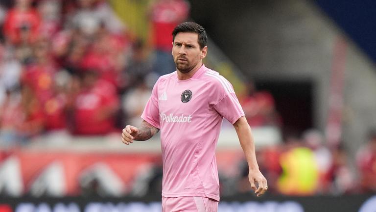 Lionel Messi von Inter Miami wärmt sich am Samstag, dem 19. Juli 2025, in Harrison, New Jersey, vor einem MLS-Spiel gegen die New York Red Bulls mit seinen Teamkollegen auf.
