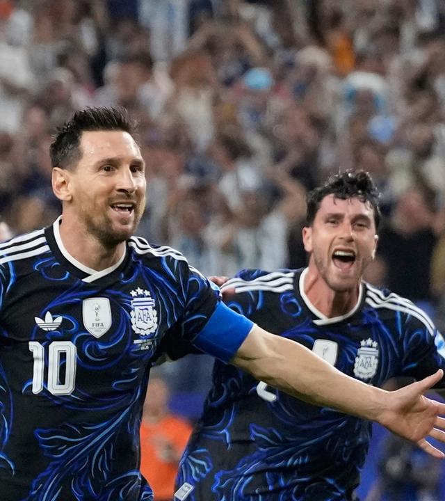Lionel Messi (10) feiert das dritte Tor der argentinischen Nationalmannschaft während der Fußball-WM 2026 in Arlington, Texas.