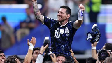 Lionel Messi feiert auf den Schultern eines Mitspielers.