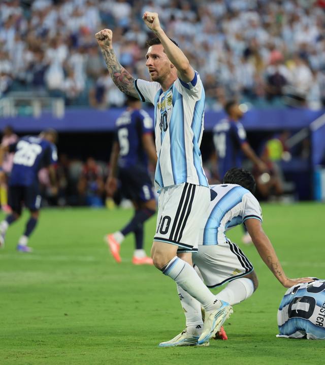 Lionel Messi beim Spiel gegen Kap Verde jubelnd