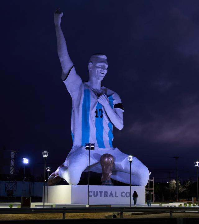 Argentinien, Cutral Co: Eine Statue des Fußballstars Lionel Messi vom Künstler Aldo Beroisa